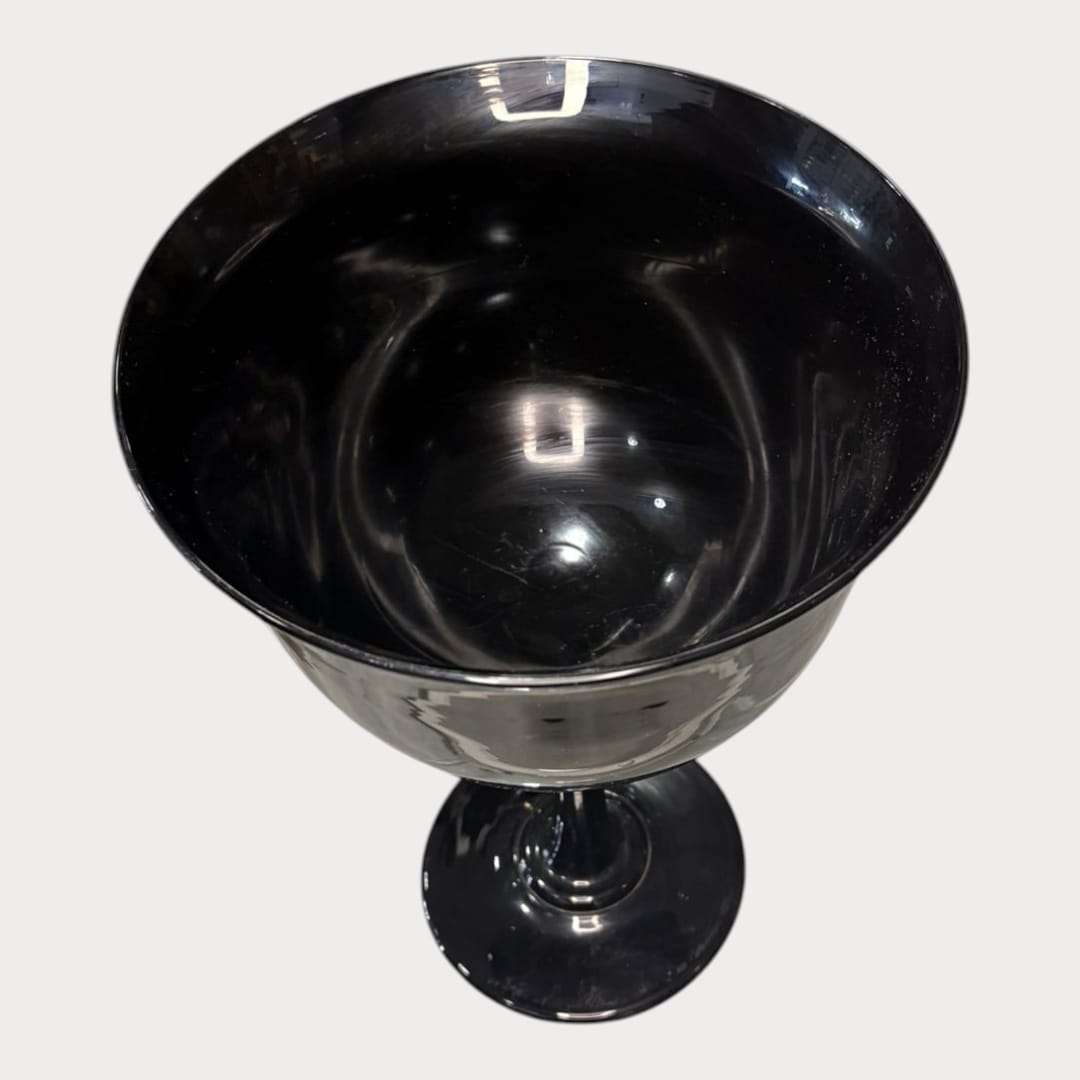 Copa Murano negra decorativa de gran tamaño con acabado brillante, ideal como centro de mesa elegante en decoración de interiores.