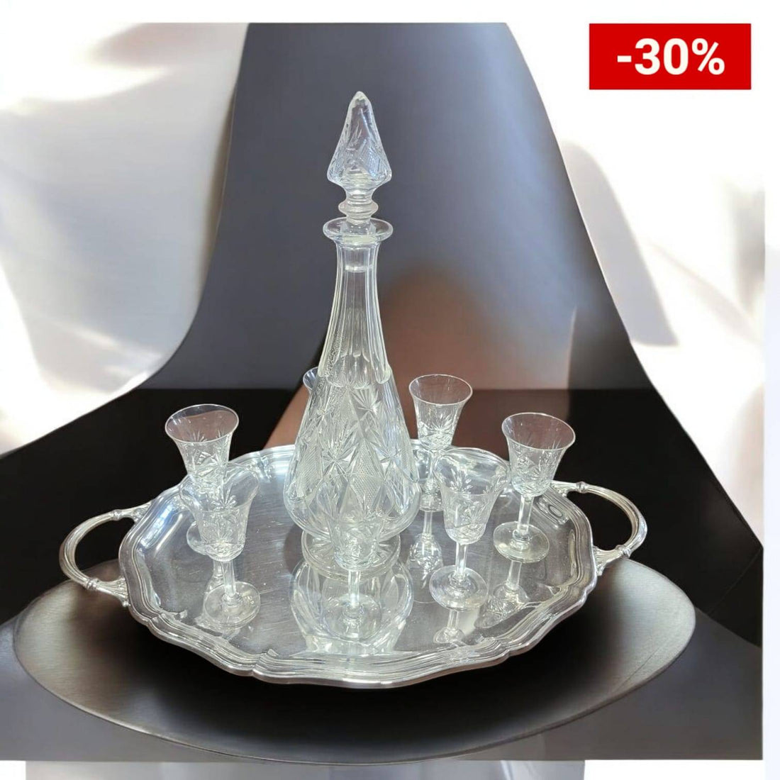 Lote de 7 copas para licor en cristal tallado sobre bandeja metálica. Elegantes copas de cristal tallado - Copas con envío gratuito.