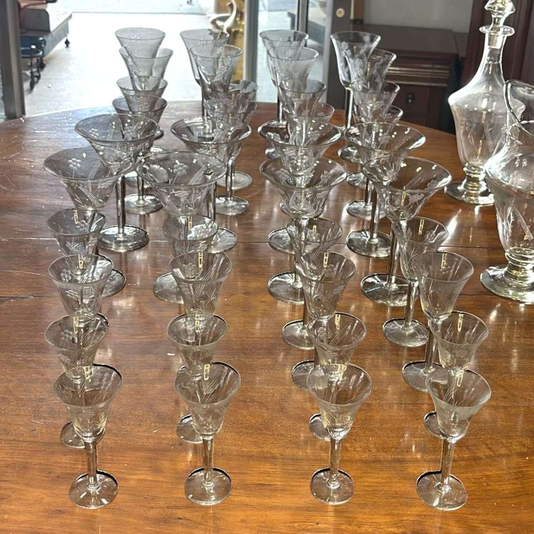 Conjunto de 50 piezas de cristalería antigua con licorera y copas talladas, perfecto para celebraciones y decoración vintage.
