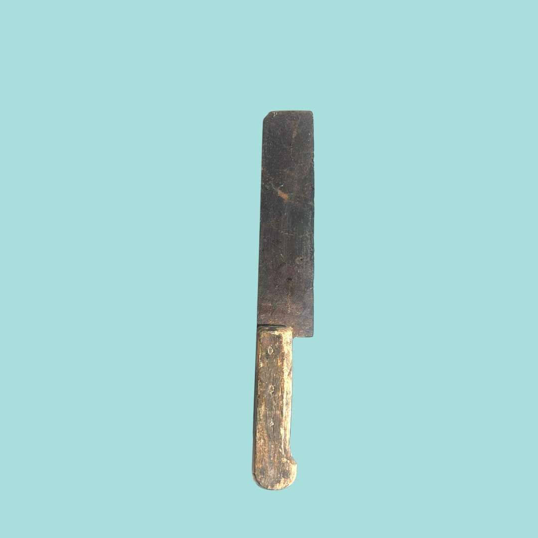 Cuchillo antiguo con mango de madera y hoja de hierro visto en diagonal.