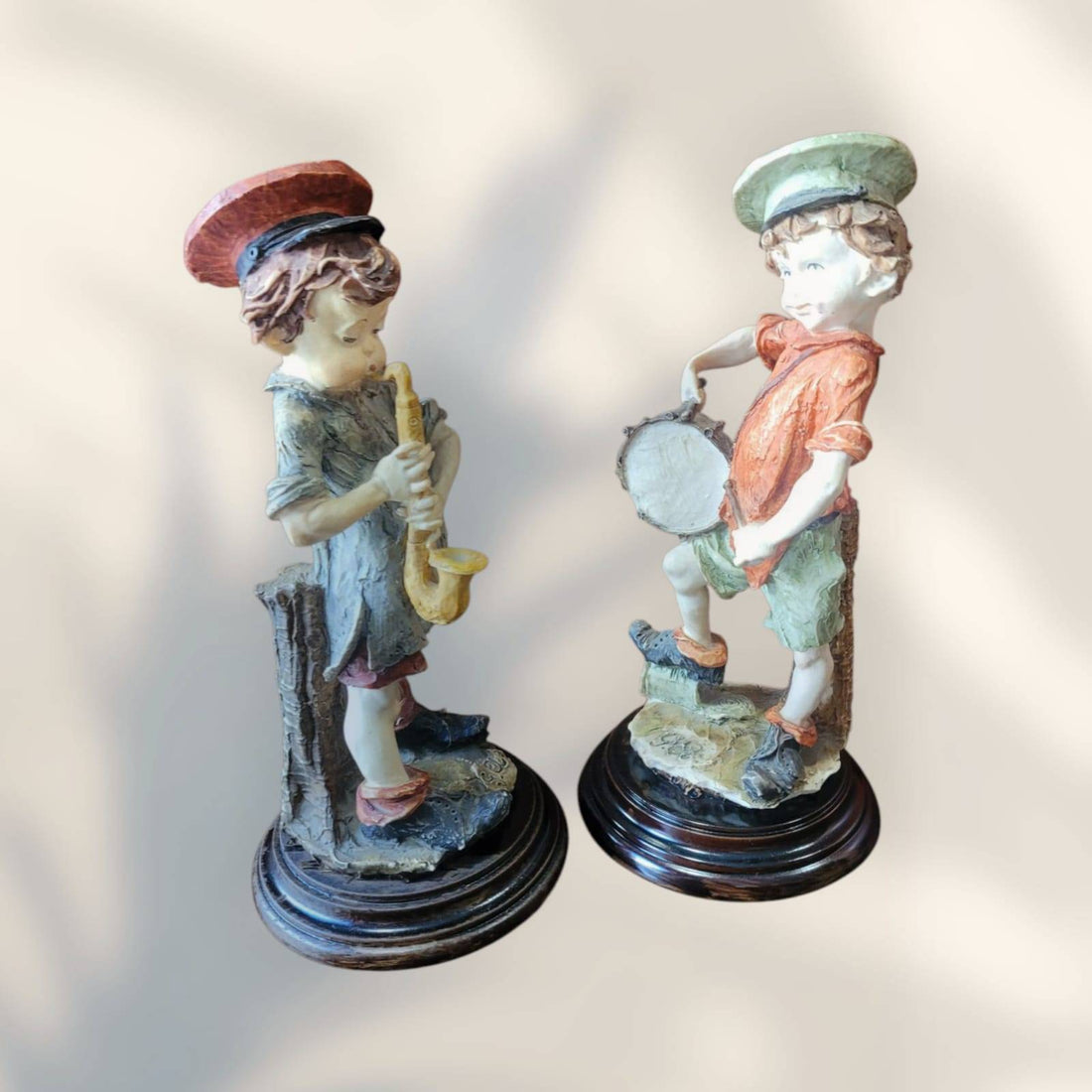 Figuras Italianas Armani - Figuras Musicales de niños músicos tocando tambor y saxofón en resina sobre base de madera, estilo Capodimonte.