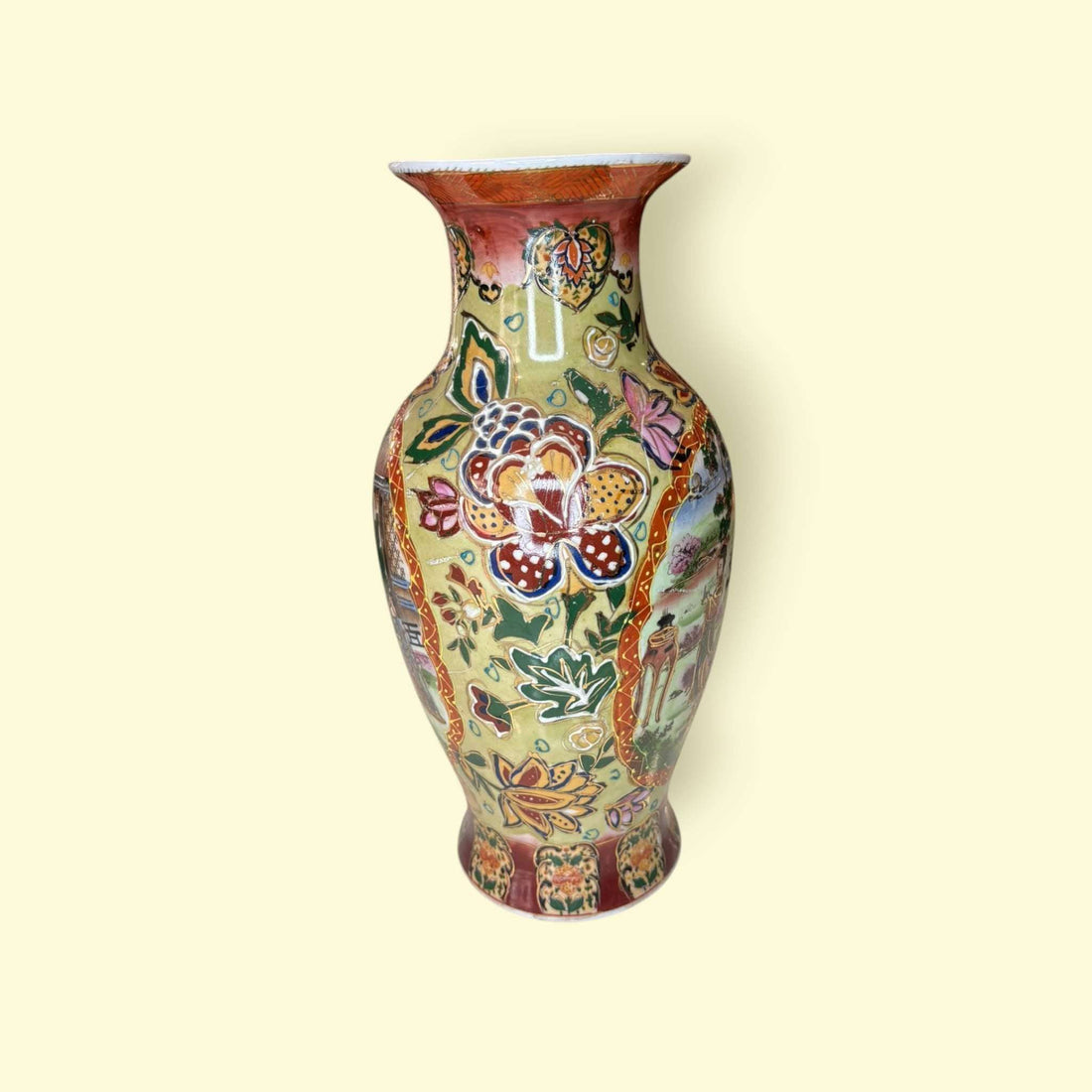 Jarrón de porcelana china con escena oriental pintada a mano.