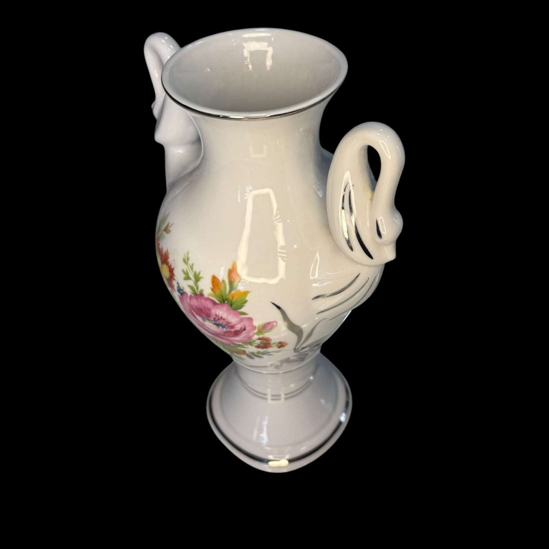 Florero de porcelana Bohemia con hilo de plata y cisnes, decorado con flores pintadas a mano. Ideal para decoración clásica de interiores.