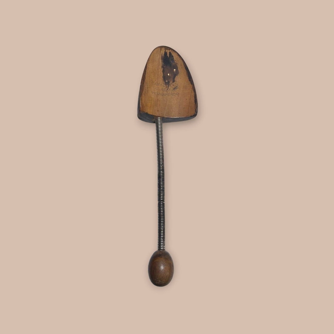 Horma antigua de madera y metal con mango esférico.