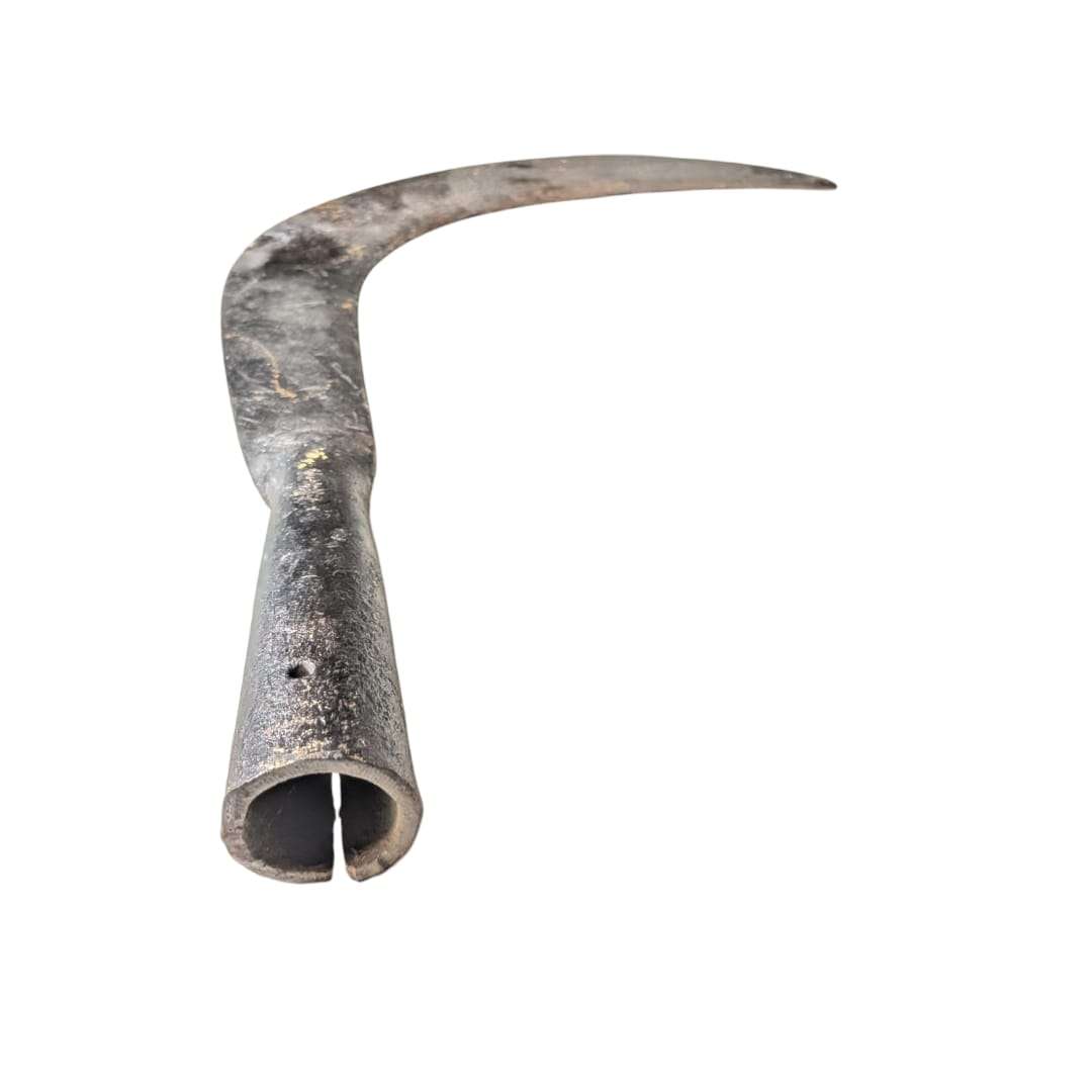 Podón antiguo para limpieza de árboles, calidad excepcional, con hoja curva de hierro forjado. Ideal como decoración rústica de jardín o interior.