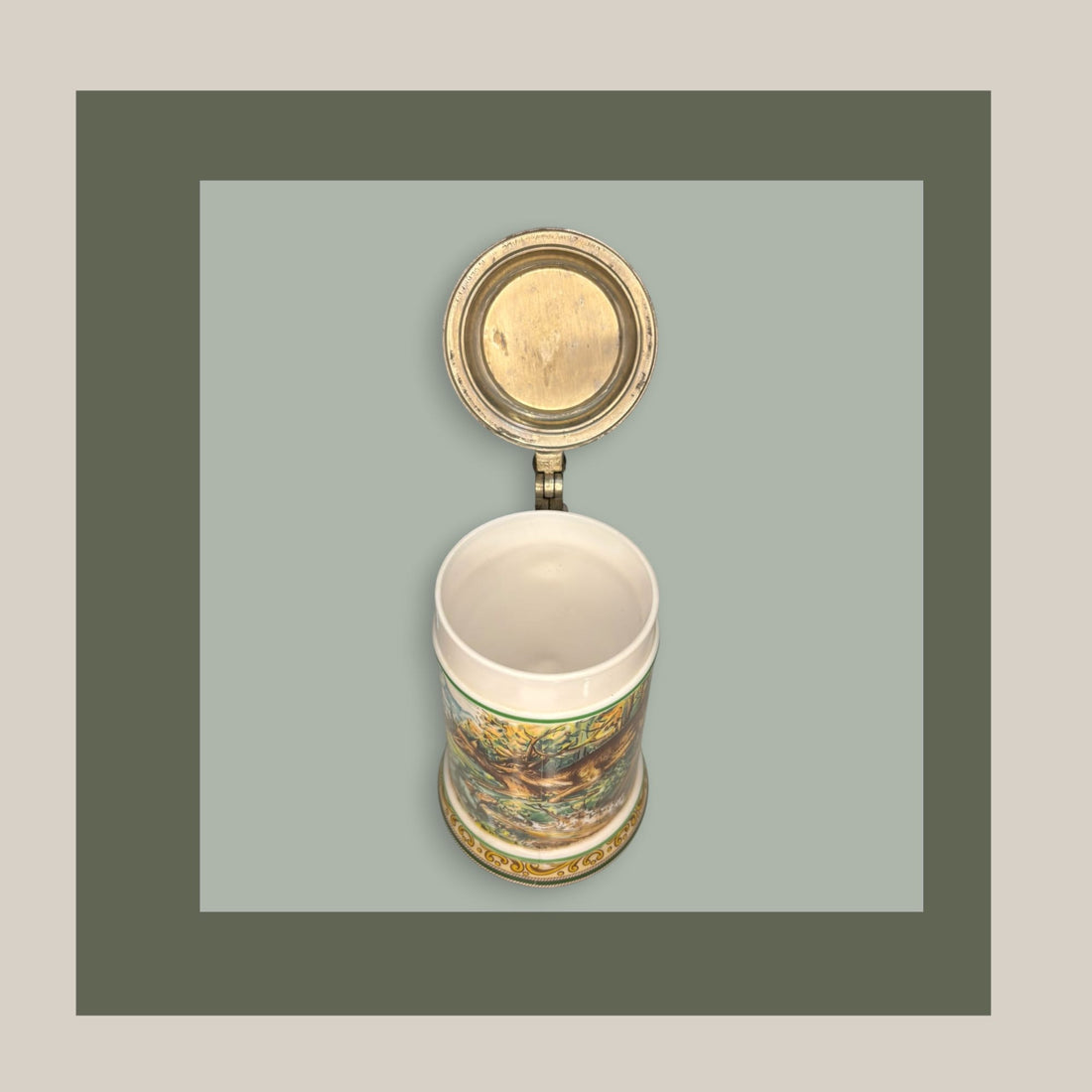 Jarra de cerveza alemana antigua de porcelana con tapa metálica decorada, diseño de cazador en bosque. Ideal para decoración vintage y coleccionistas.