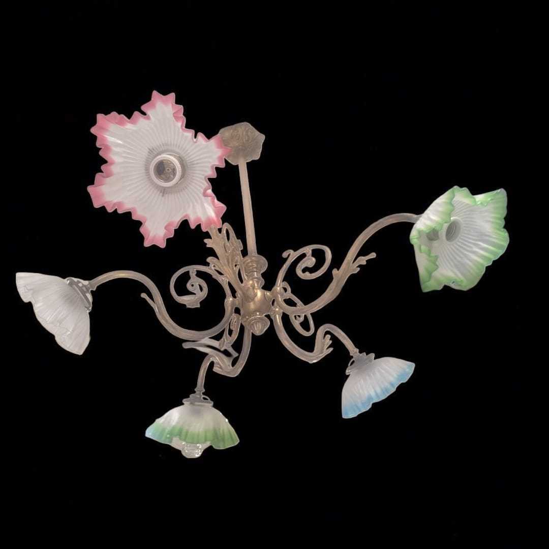 Lámpara de techo vintage con 5 tulipas de cristal opalino en colores verde, azul, rosa y blanco. Diseño decorativo ideal para interiores únicos.