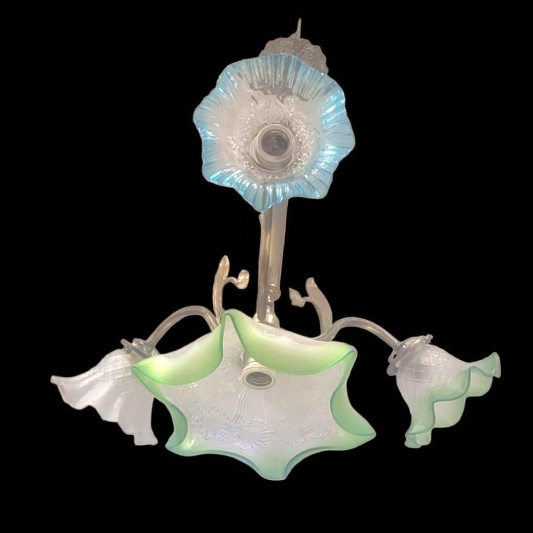 Lampara techo vintage con 4 tulipas de cristal, una central con tonos rosados y verdes. Diseño decorativo en metal dorado para interiores elegantes.