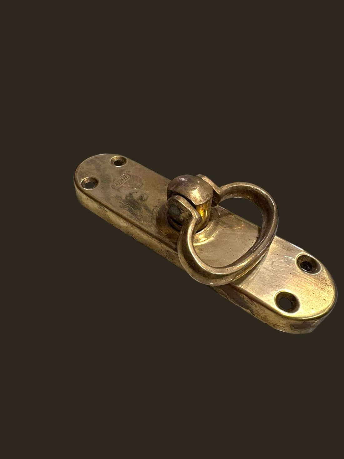 El pestillo de ventaja de metal dorado es una pieza funcional y decorativa diseñada para asegurar puertas, portezuelas, ventanas, arcones o muebles tradicionales. 
