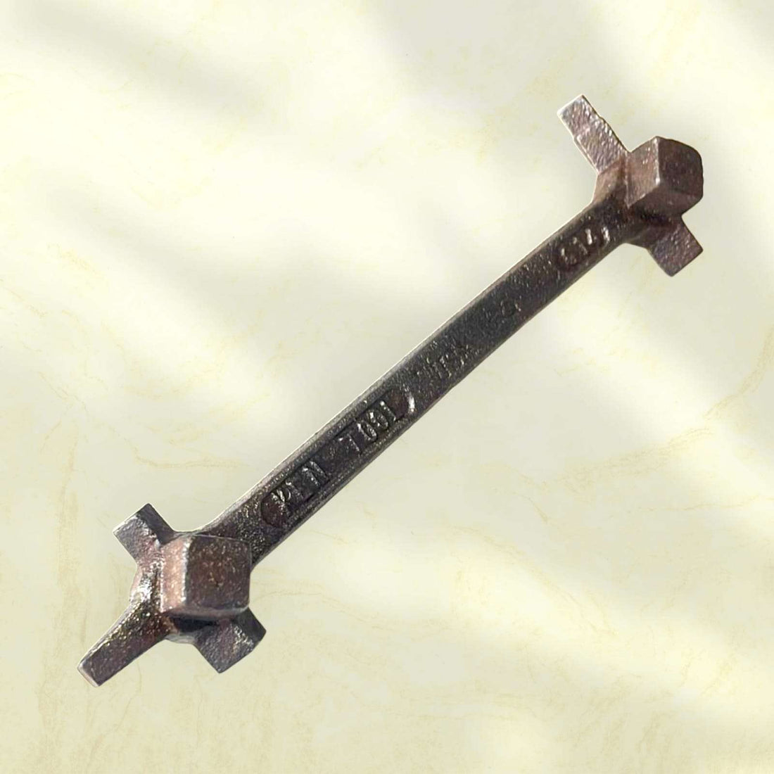 Imagen frontal de la llave Ken Tool G14 con cabezales cuadrados cruzados.