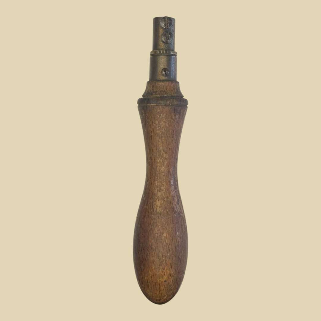 Mango de sierra de carpintería antiguo de madera y metal con acabado envejecido. Ideal para decoración vintage en espacios de carpintería o talleres.