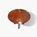 La mesa presenta un sobre de caoba maciza con un pulido profundo que realza la veta natural de la madera, ofreciendo un aspecto sobrio y altamente decorativo, propio de mobiliario de calidad tradicional.