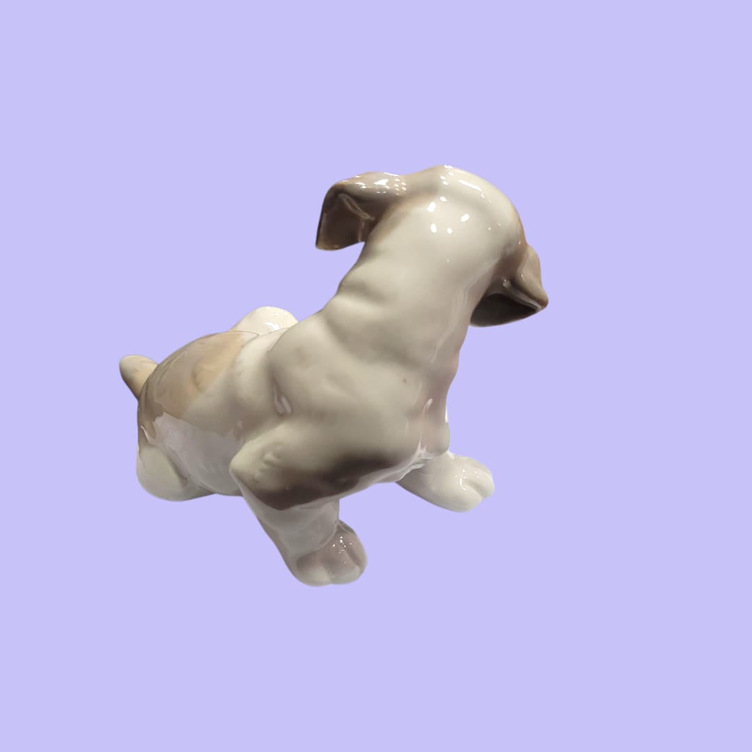 Perro de porcelana sentado con gran detalle