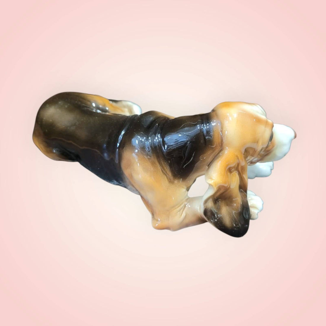 Figura decorativa de perro de porcelana Basset Hound esmaltado, con acabado brillante y detalles realistas. Ideal para decoración del hogar.