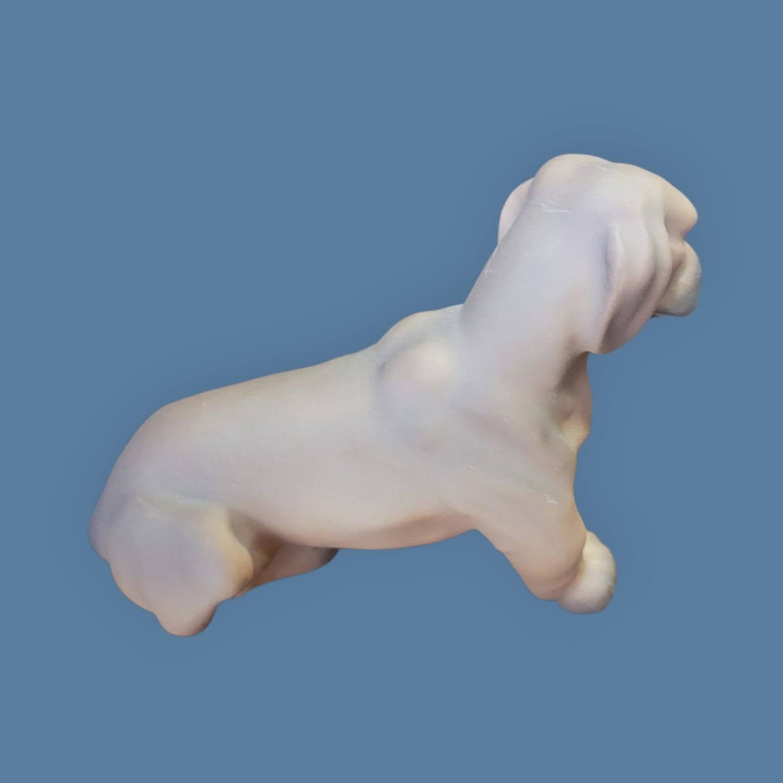 Figura de perro salchicha biscuit trébol porcelana alemana años 50, vista frontal. Decoración vintage para coleccionistas de figuras únicas.