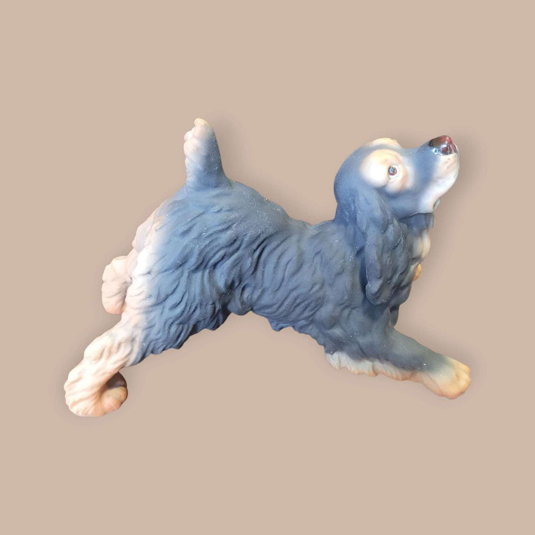 Figura Cocker Spaniel Azul - Escultura Martín en porcelana biscuit vista frontal, con acabado mate y detalles realistas en tonos azulados.