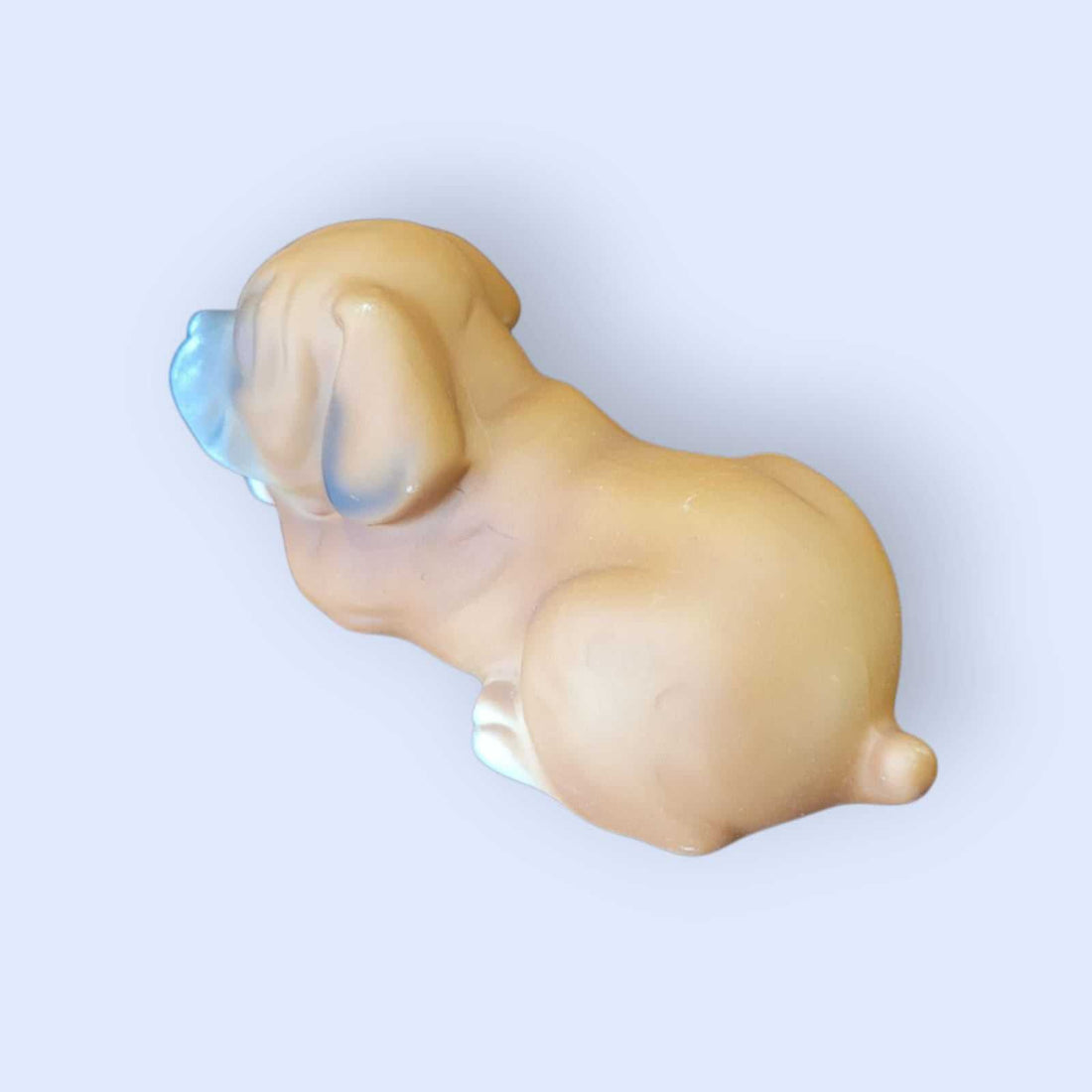 Figura de perro Boxer biscuit en porcelana alemana Limbach años 50, con sello Trébol. Decoración vintage para coleccionistas de animales.