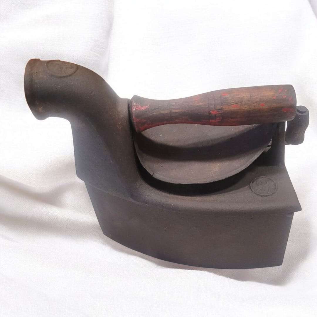 Plancha antigua de carbón con mango de madera, pieza de colección única para decoración vintage en hierro fundido. Ideal para estilo rústico.