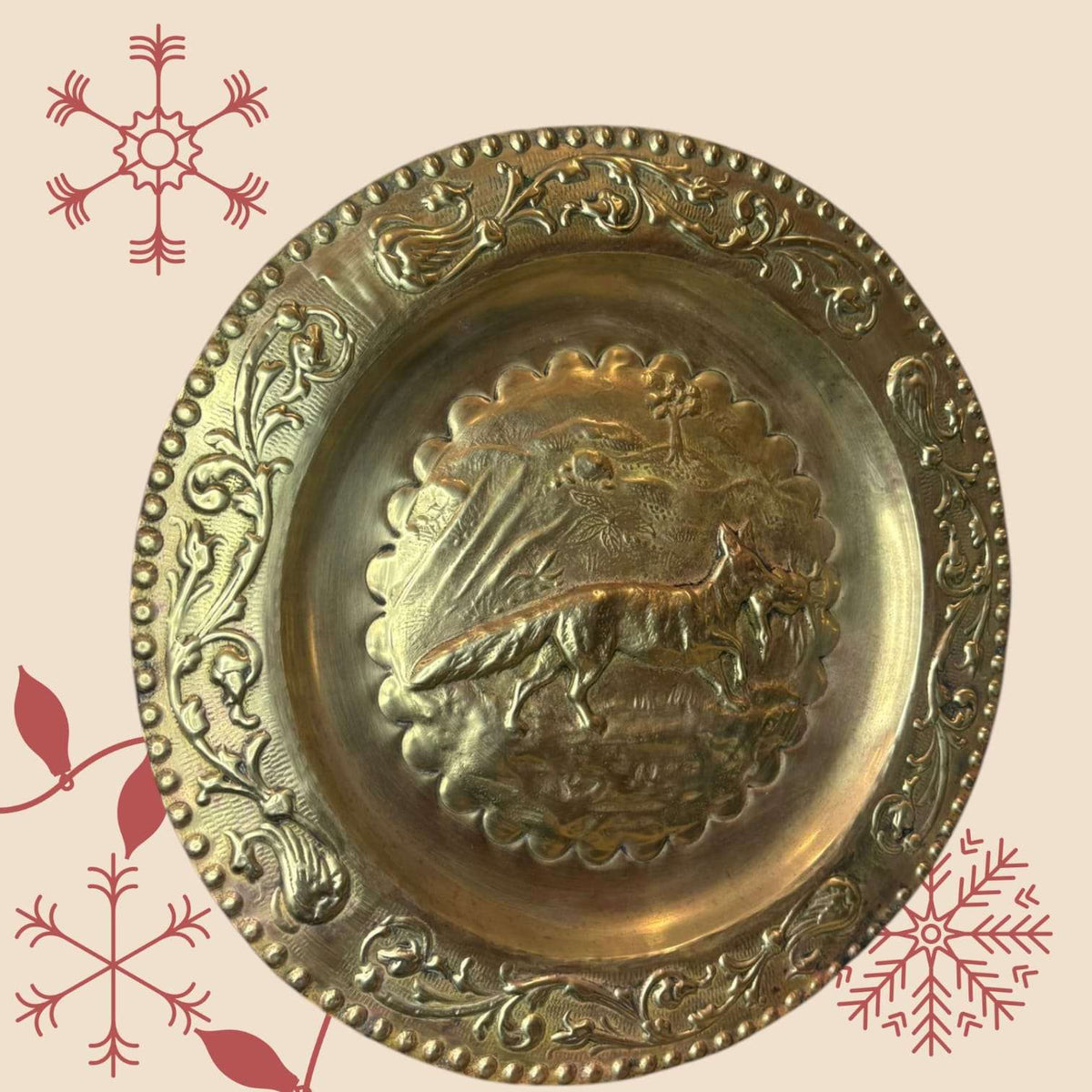 Plato decorativo antiguo de metal plateado con relieve - Cositas Antiguas – La Guadaña, Anticuarios Online en Jerez , vender antigüedades, muebles antiguos