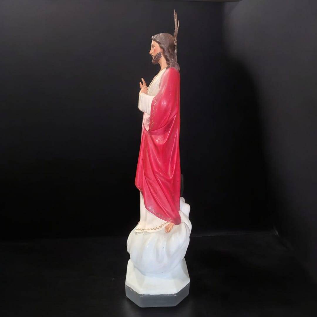 Figura Sagrado Corazón de Jesús majestuosa y religiosa sobre base de nubes, con túnica blanca y manto rojo, ideal para decoración sacra.