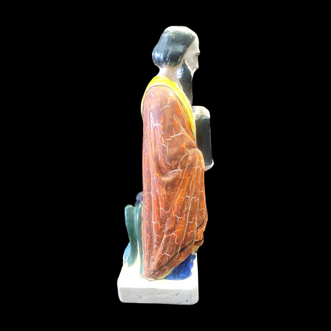 Figura antigua de terracota de San Mathieu pintada a mano con acabado craquelado, ideal para decoración religiosa en interiores.