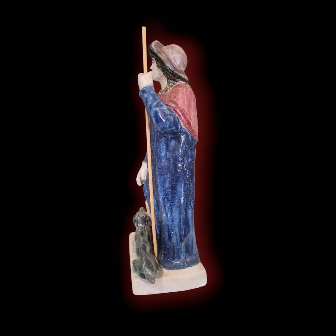 Figura San Roque de terracota esmaltada y pintada a mano con perro a sus pies, ideal para decoración religiosa en el hogar. Pieza exclusiva de Cositas Antiguas.