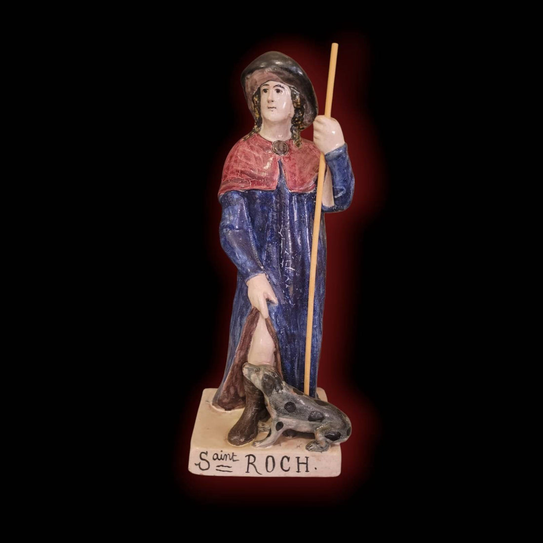 Figura San Roque de terracota esmaltada y pintada a mano con perro a sus pies, ideal para decoración religiosa en el hogar. Pieza exclusiva de Cositas Antiguas.