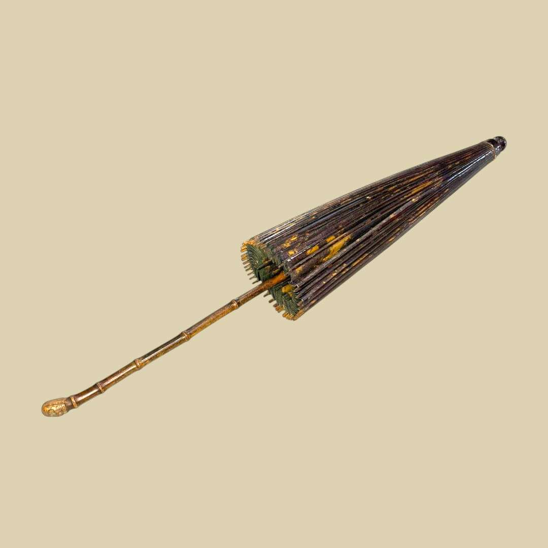 Esta sombrilla tradicional china es una pieza histórica que combina artesanía, simbolismo y una estética única. 