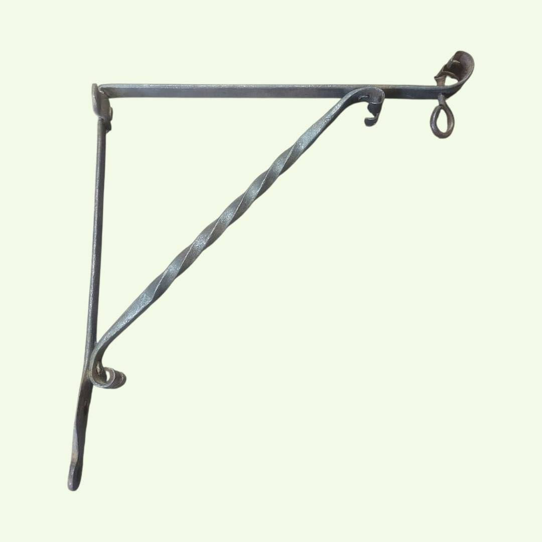 Soporte de pared de forja antiguo decorativo y resistente en vista diagonal. Pieza artesanal ideal para decoración vintage en exteriores.