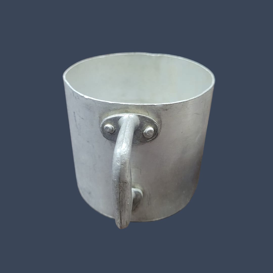 Detalle del mango ergonómico de la taza de aluminio, mostrando su diseño cómodo y seguro.