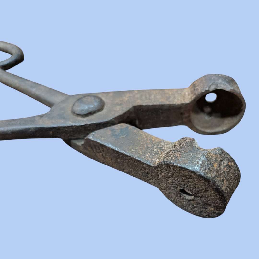 Alicates antiguos para hacer bolas de rejas de hierro, herramienta de forja artesanal con diseño robusto en hierro fundido. Ideal para decoración industrial vintage.