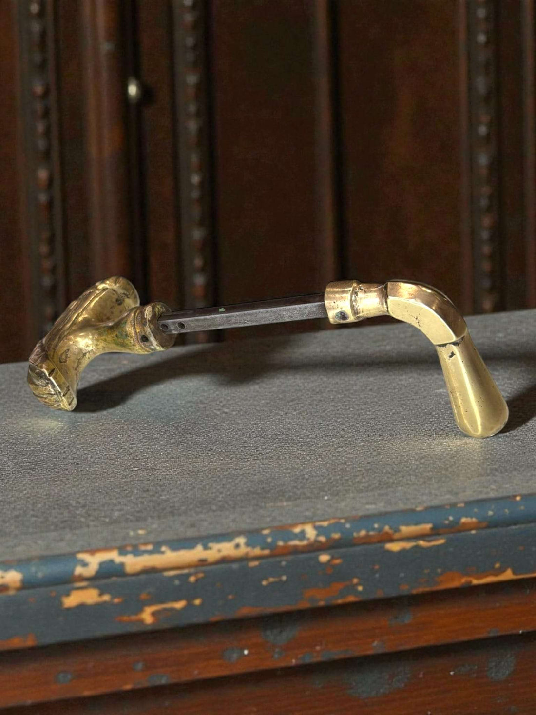 Descubre este tirador de bronce, una pieza decorativa y funcional que destaca por su diseño francés clásico de los años 70. 