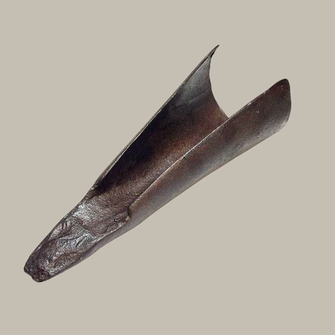 La Uña de arado romano que presentamos es una pieza histórica original, forjada en hierro de manera artesanal y utilizada antiguamente para trabajar y abrir surcos en la tierra.