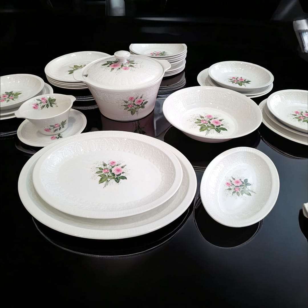 Juego de vajilla Pontesa de porcelana para 12 personas, incluye sopera, ensaladera y salsera. Diseño refinado con detalles florales.