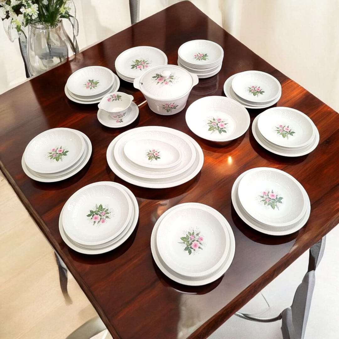 Vajilla Pontesa completa para 12 comensales, presentada sobre mesa de madera. Diseño floral sofisticado, perfecta para cenas elegantes.