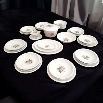 Vajilla Pontesa para 12 comensales con diseño floral clásico sobre fondo blanco. Elegante y resistente, ideal para ocasiones especiales.