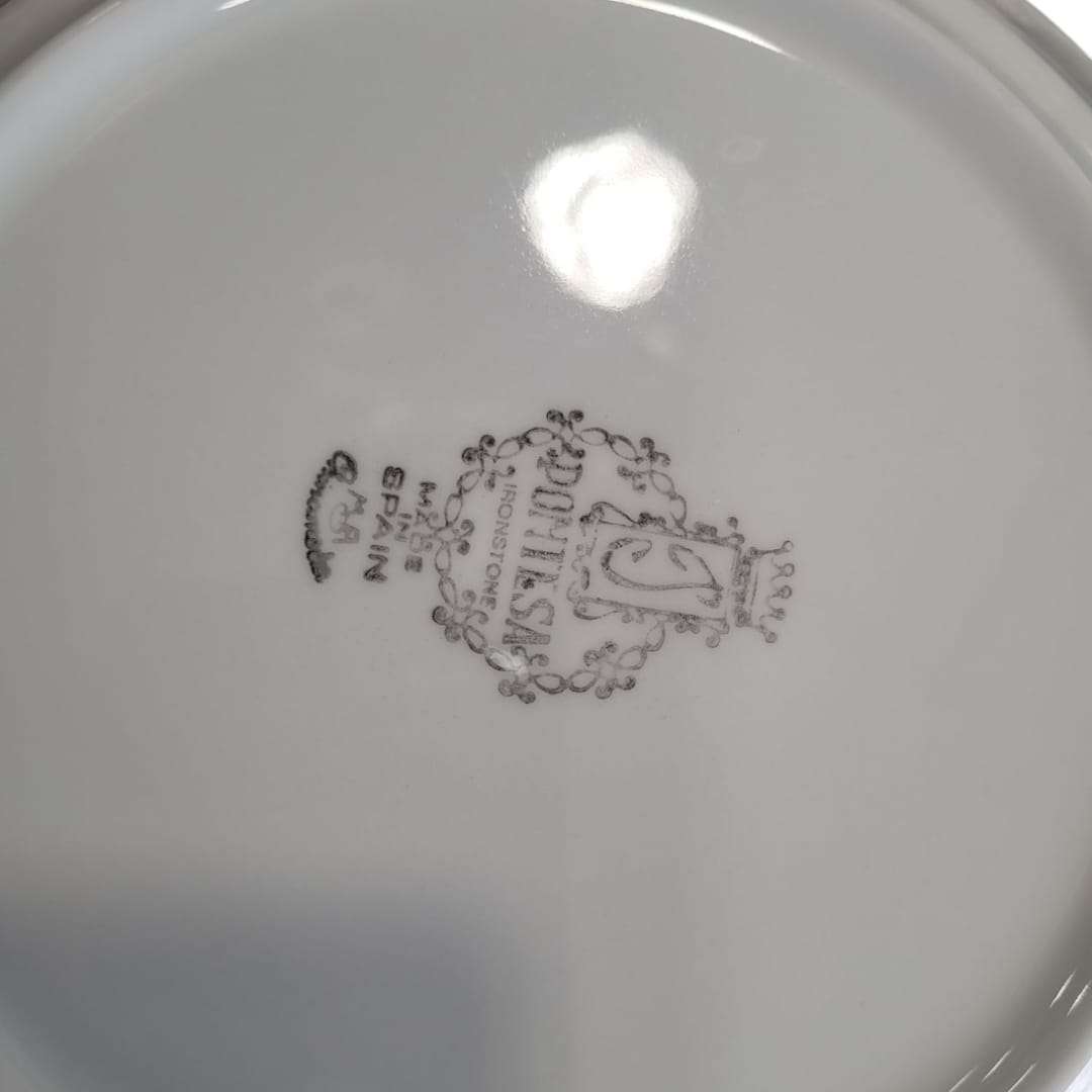 Sello de autenticidad de la vajilla Pontesa, porcelana de alta calidad fabricada en España. Marca reconocida por su elegancia y durabilidad.