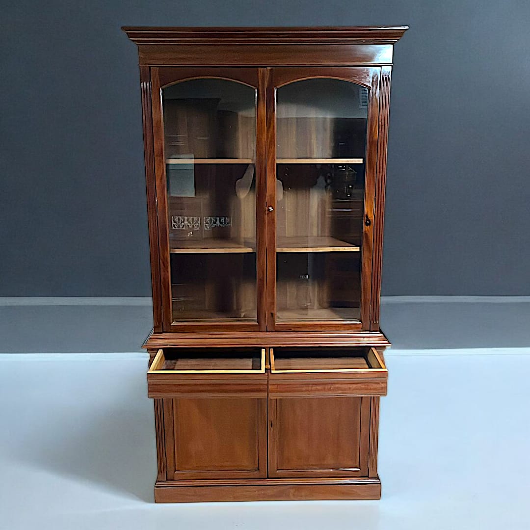 Vitrina de madera con puertas de cristal clásicas, ideal para decoración de interiores. Diseño elegante con estantes visibles y acabado caoba.