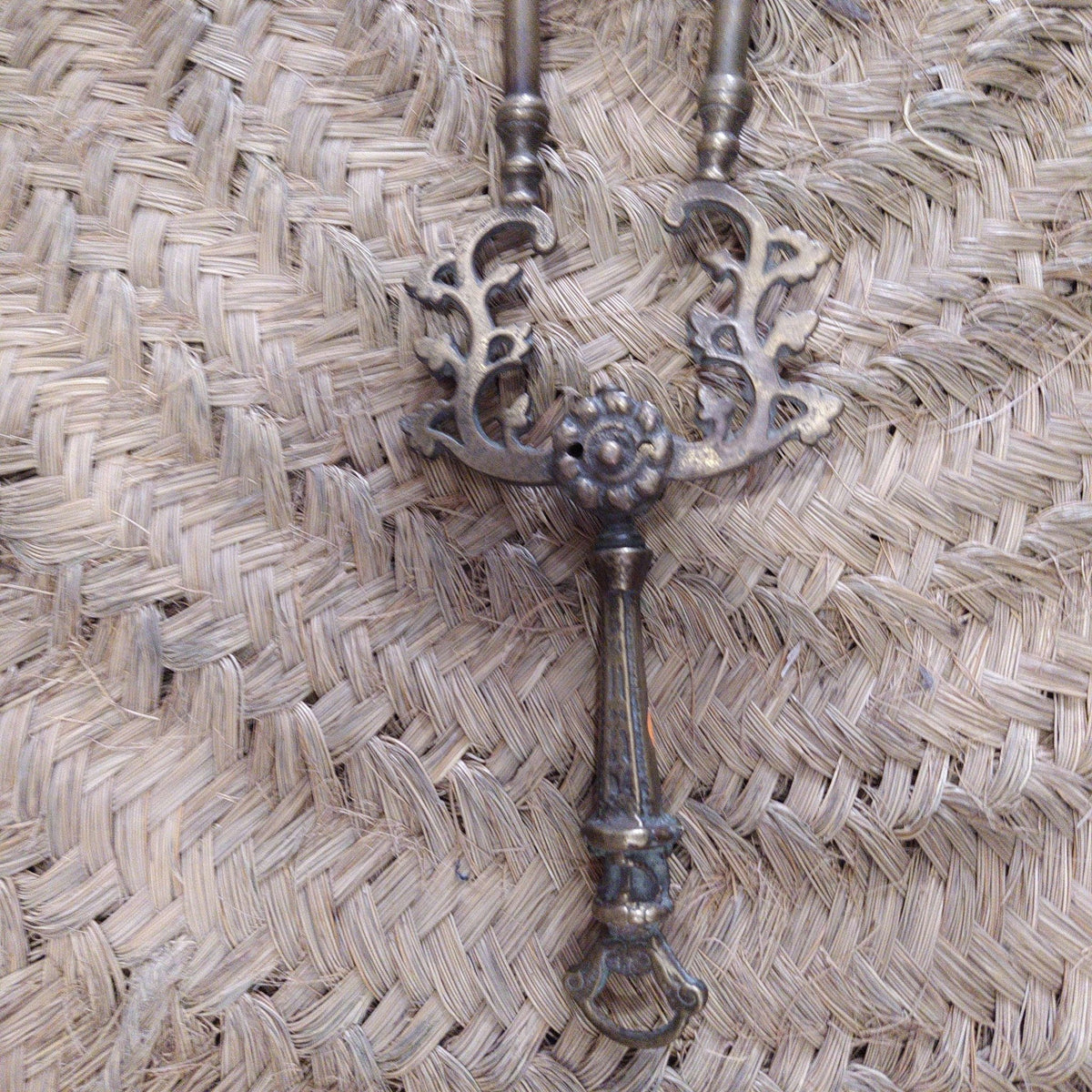 Pinza de chimenea en bronce | Decoración antigua y elegante. - Cositas Antiguas – La Guadaña, Anticuarios Online en Jerez , vender antigüedades, muebles antiguos