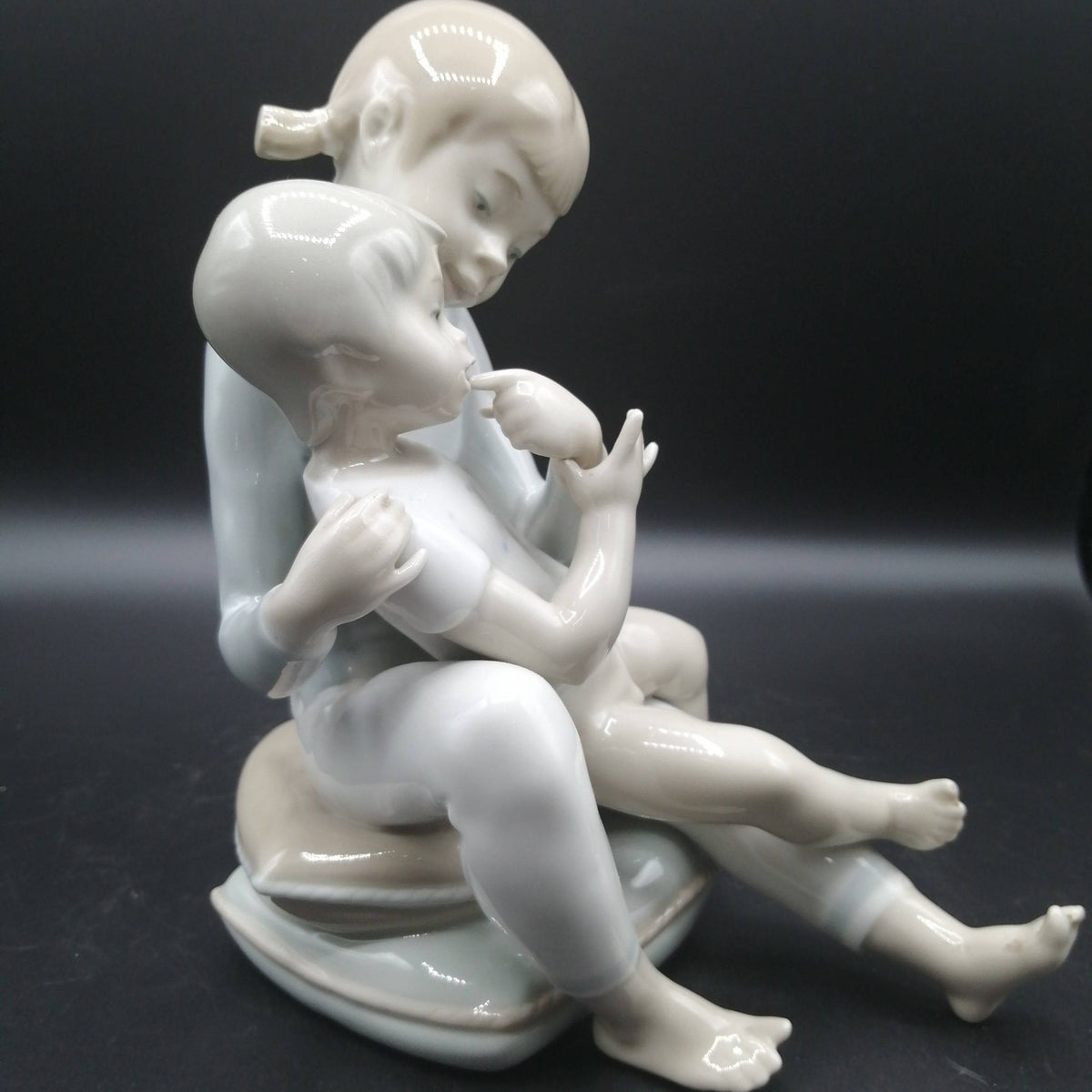 Figura de porcelana niño y niña sentada | Elegancia - Cositas Antiguas – La Guadaña, Anticuarios Online en Jerez , vender antigüedades, muebles antiguos