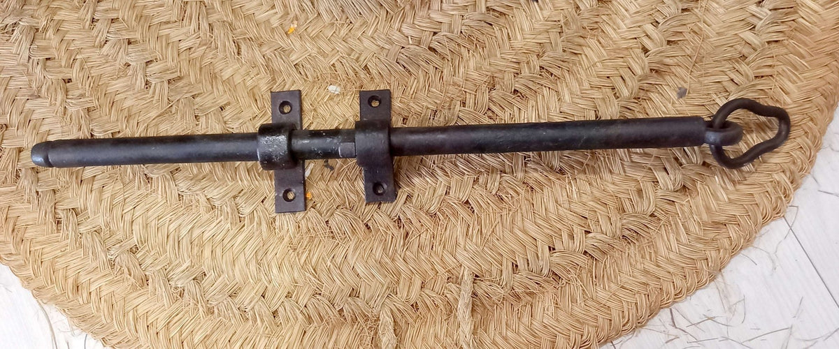 Pestillo de Puerta Antiguo de Hierro | Seguridad y Estilo - Cositas Antiguas – La Guadaña, Anticuarios Online en Jerez , vender antigüedades, muebles antiguos