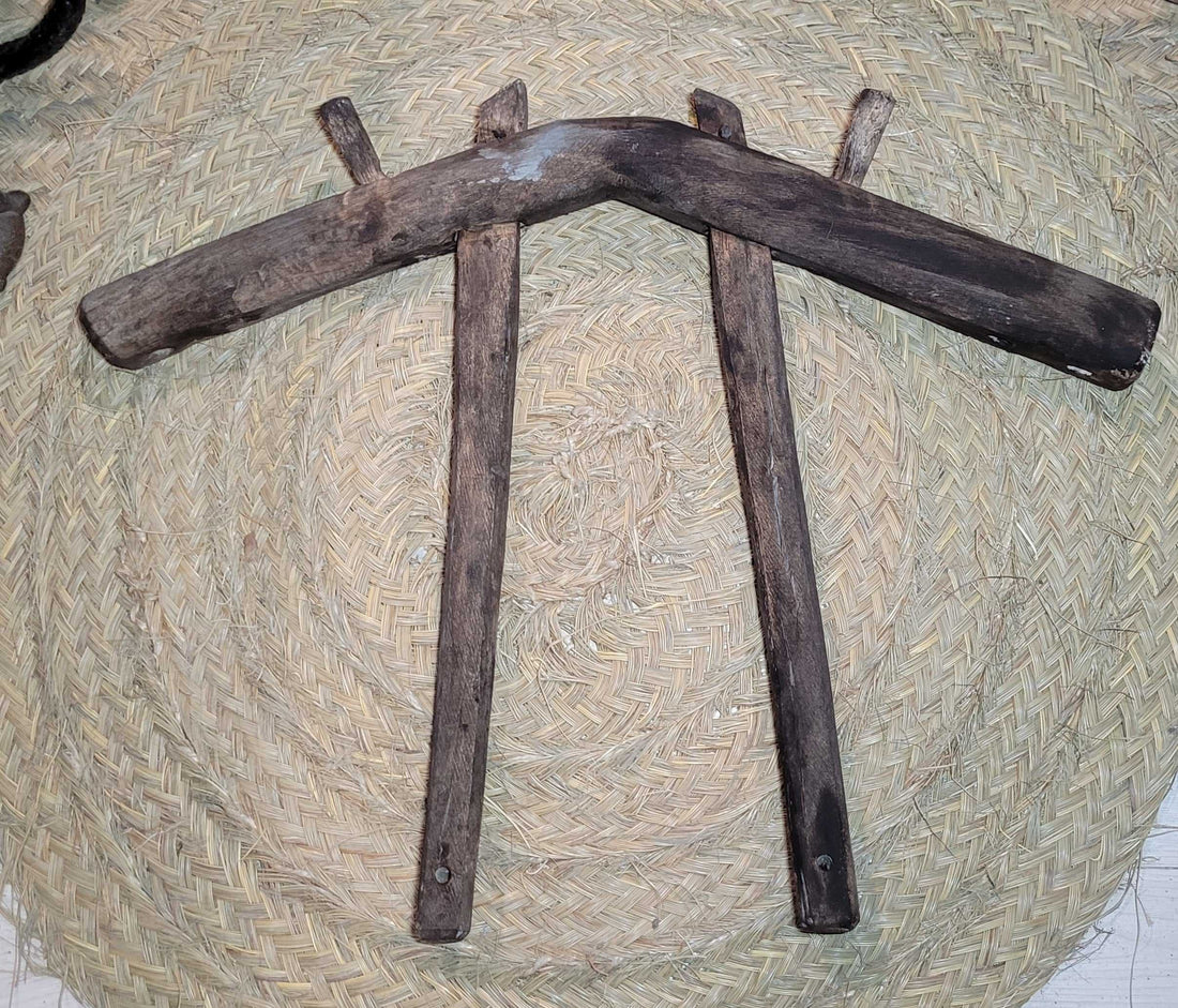 Yugo de costillas en madera de encina para amarre de tiros, diseño rústico tradicional ideal para decoración de caballerizas y espacios rurales.