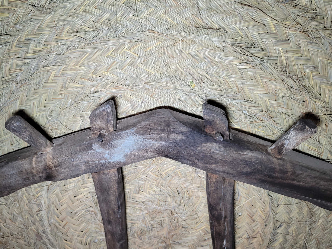 Yugo de costillas en madera de encina para amarre de tiros, diseño rústico tradicional ideal para decoración de caballerizas y espacios rurales.