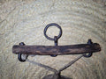 Vista superior del camal antiguo de madera con anilla de hierro, usado en matanzas, perfecto para decoración temática en hogar y jardín.