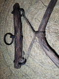 Detalle lateral del camal de acebuche y encina con cuerda central y herrajes de hierro, ideal como pieza decorativa vintage en espacios rústicos.