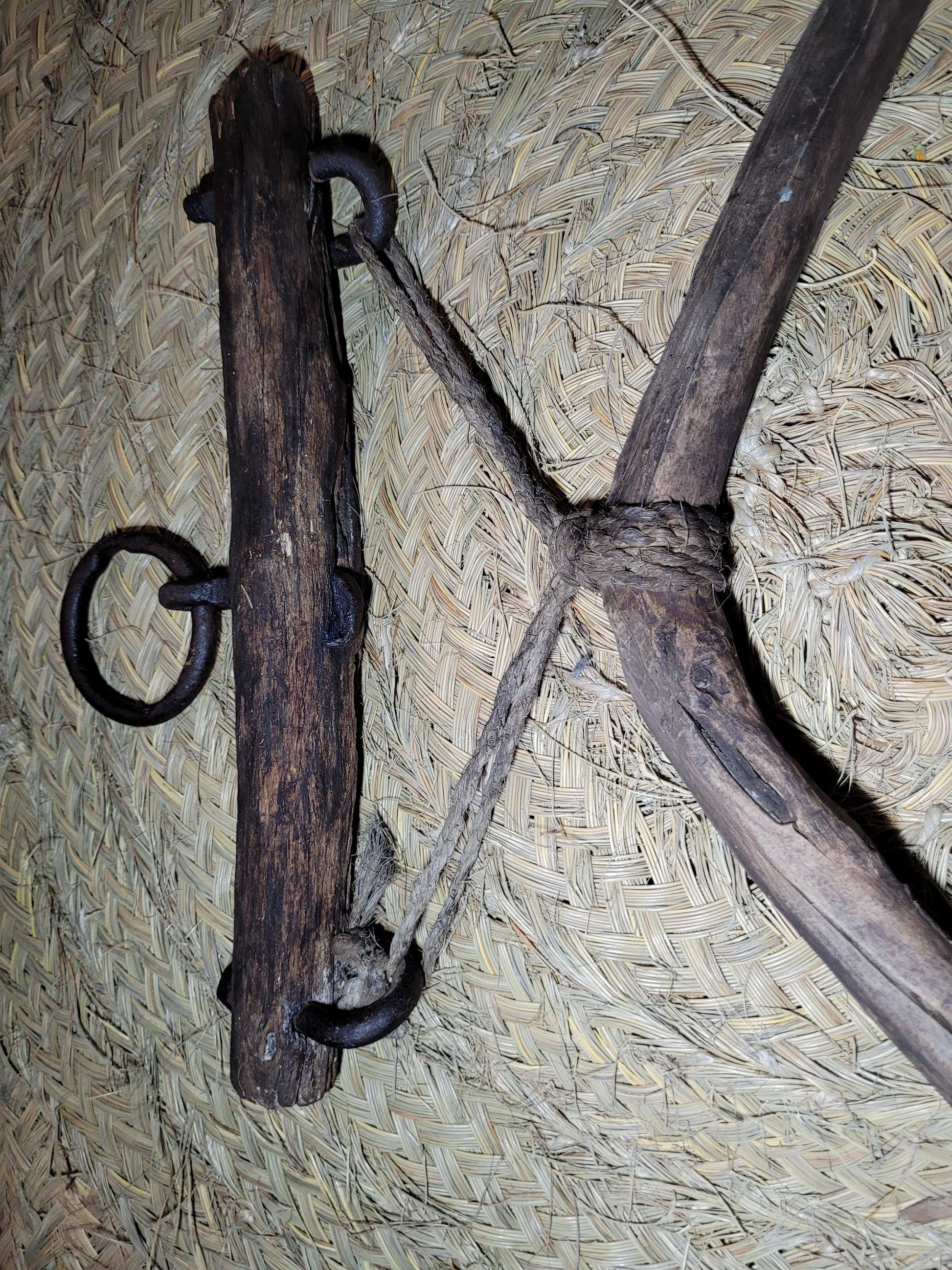 Detalle lateral del camal de acebuche y encina con cuerda central y herrajes de hierro, ideal como pieza decorativa vintage en espacios rústicos.