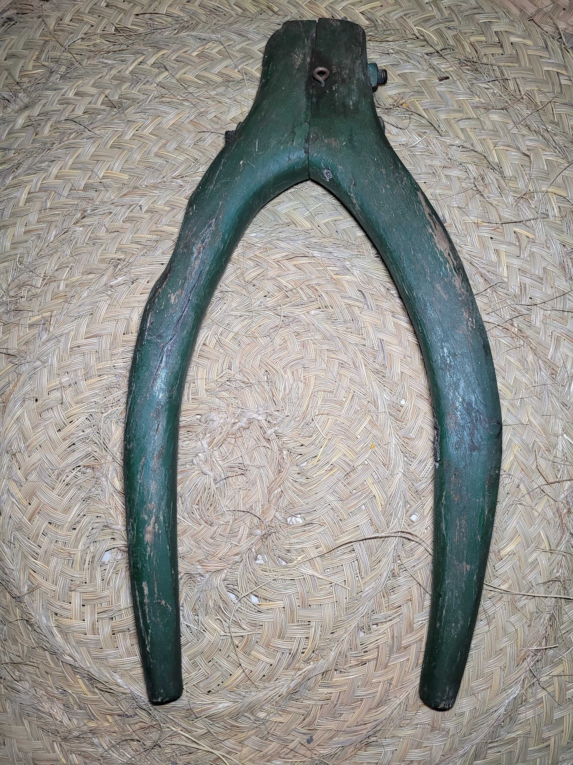Horcate de encina antigua usada en caballerías, pieza decorativa histórica disponible en cositasantiguas.es con envío gratis.