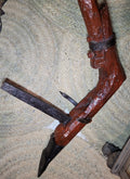 Detalle lateral del arado antiguo de labranza en madera barnizada con herrajes metálicos. Pieza decorativa vintage para espacios rurales.