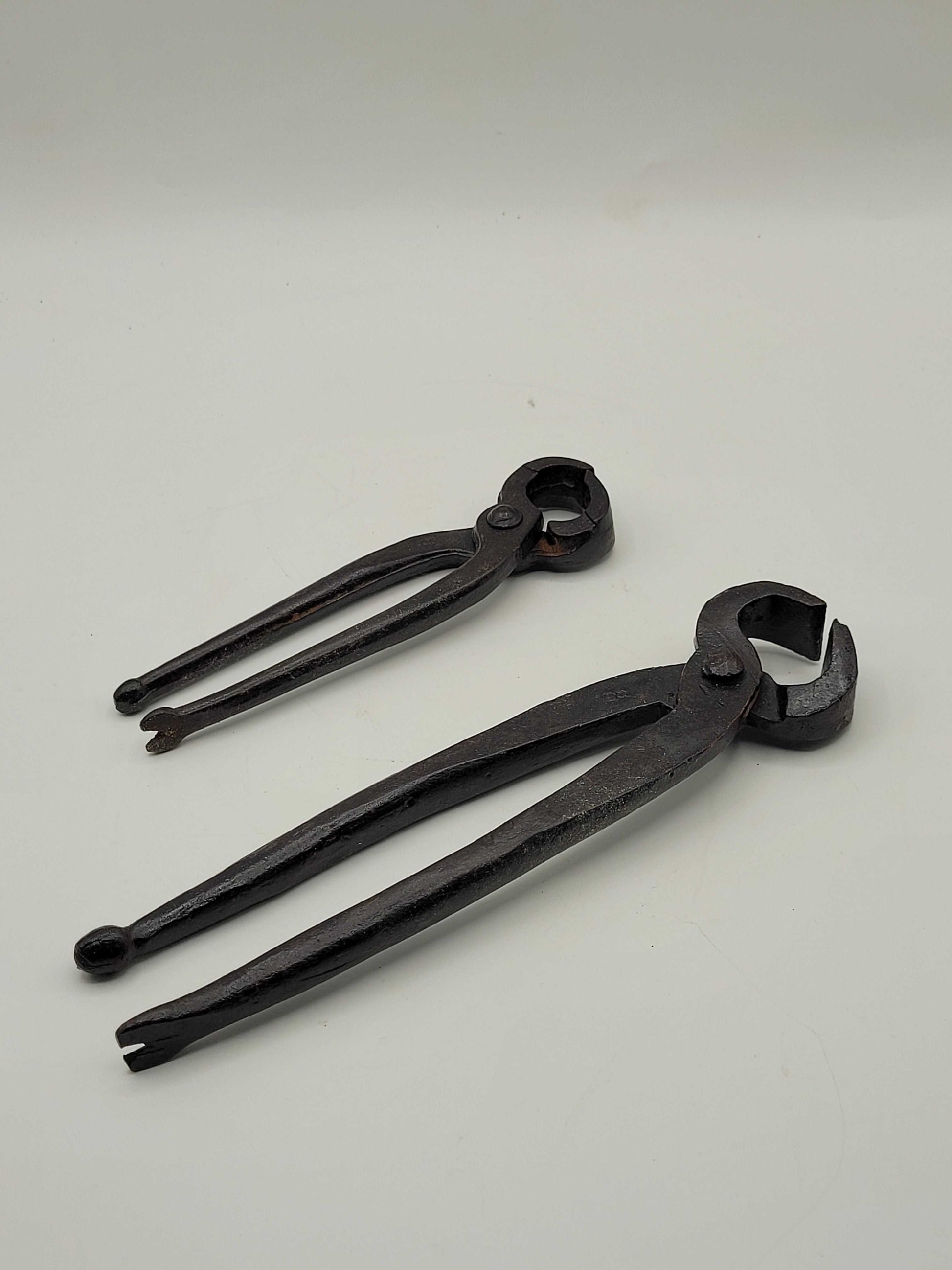 Tenazas de carpintero para quitar clavos de alta calidad, diseño robusto y acabado antiguo. Herramienta decorativa ideal para hogar y jardín.