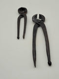 Tenazas de carpintero para quitar clavos de alta calidad, diseño robusto y acabado antiguo. Herramienta ideal para decoración vintage en hogar y jardín.